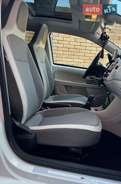 Хэтчбек Volkswagen e-Up 2015 в 