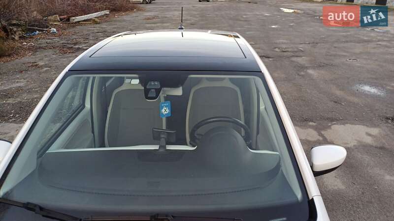 Хэтчбек Volkswagen e-Up 2013 в Звягеле фото 4 Хэтчбек Volkswagen e-Up 2013 в Звягеле