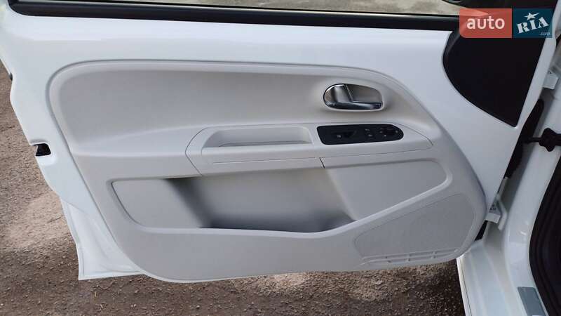 Хэтчбек Volkswagen e-Up 2013 в Звягеле фото 42 Хэтчбек Volkswagen e-Up 2013 в Звягеле