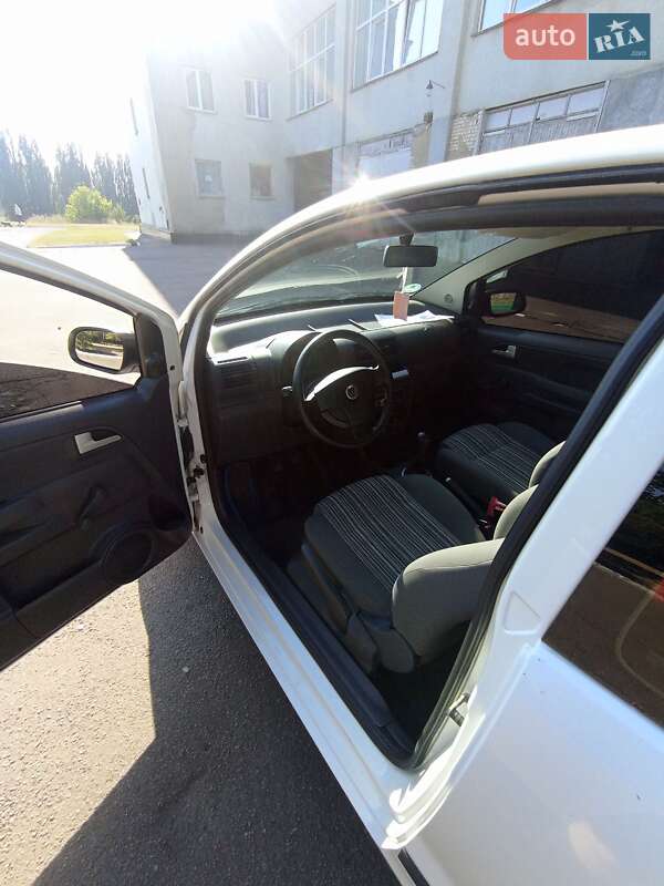 Хэтчбек Volkswagen Fox 2010 в Ровно