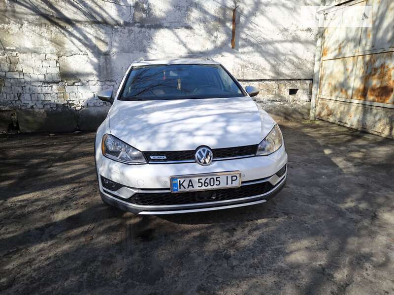 Универсал Volkswagen Golf Alltrack 2016 в Киеве