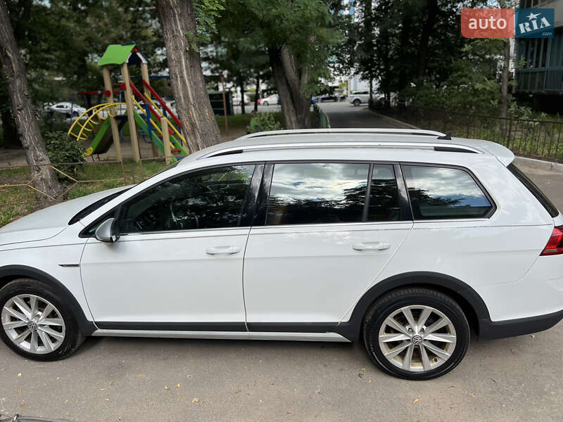 Универсал Volkswagen Golf Alltrack 2016 в Киеве