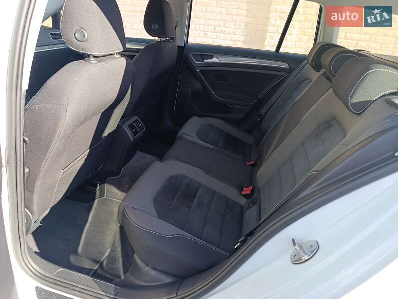 Универсал Volkswagen Golf Alltrack 2016 в Житомире