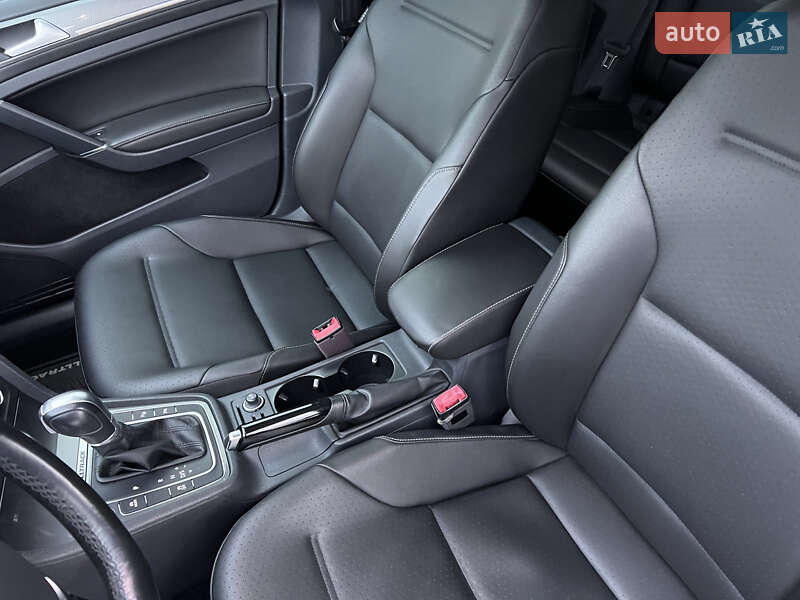 Универсал Volkswagen Golf Alltrack 2017 в Нововолынске