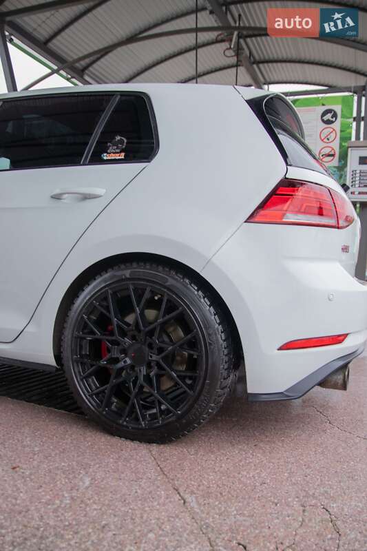 Хетчбек Volkswagen Golf GTI 2017 в Чернігові