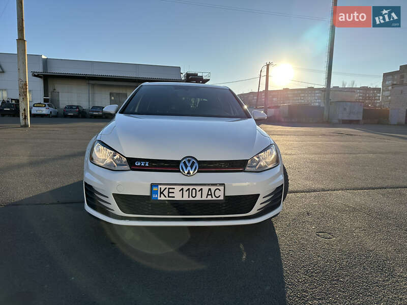 Хэтчбек Volkswagen Golf GTI 2015 в 