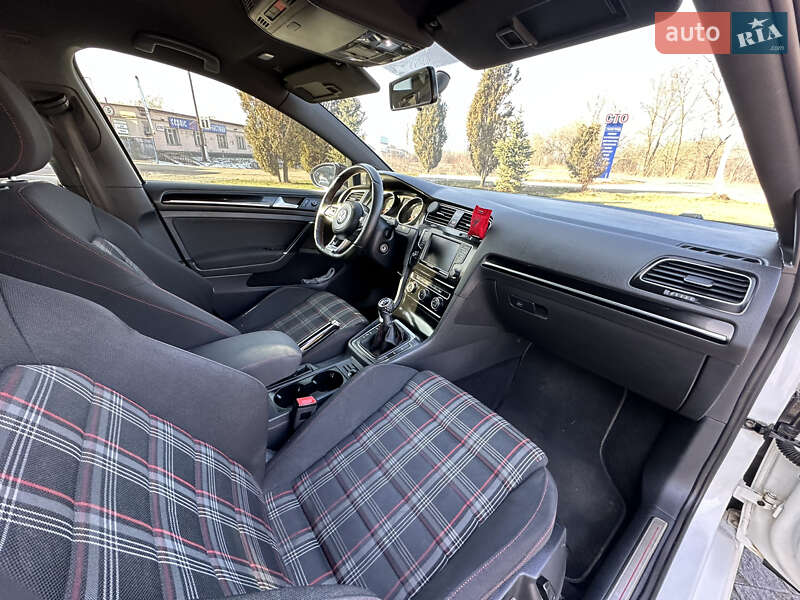 Хэтчбек Volkswagen Golf GTI 2015 в Пирятине