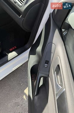 Хэтчбек Volkswagen Golf GTI 2011 в 