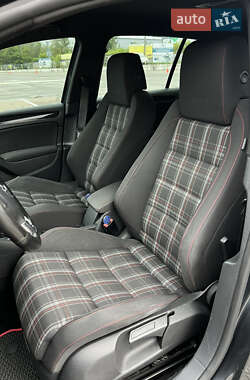 Хетчбек Volkswagen Golf GTI 2011 в 
