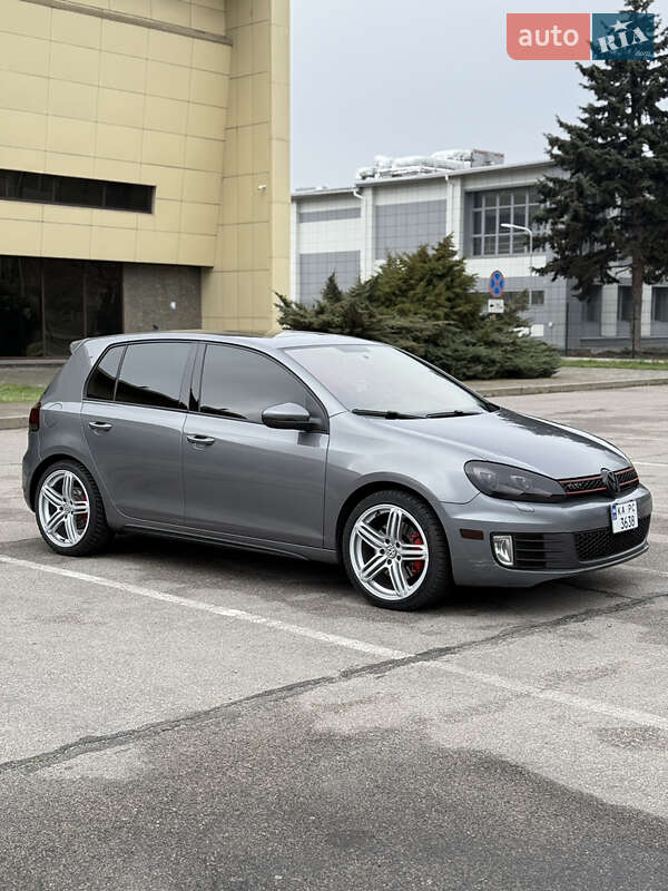 Хэтчбек Volkswagen Golf GTI 2011 в 