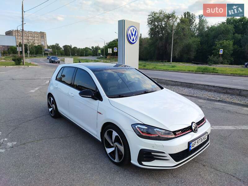 Хетчбек Volkswagen Golf GTI 2019 в 