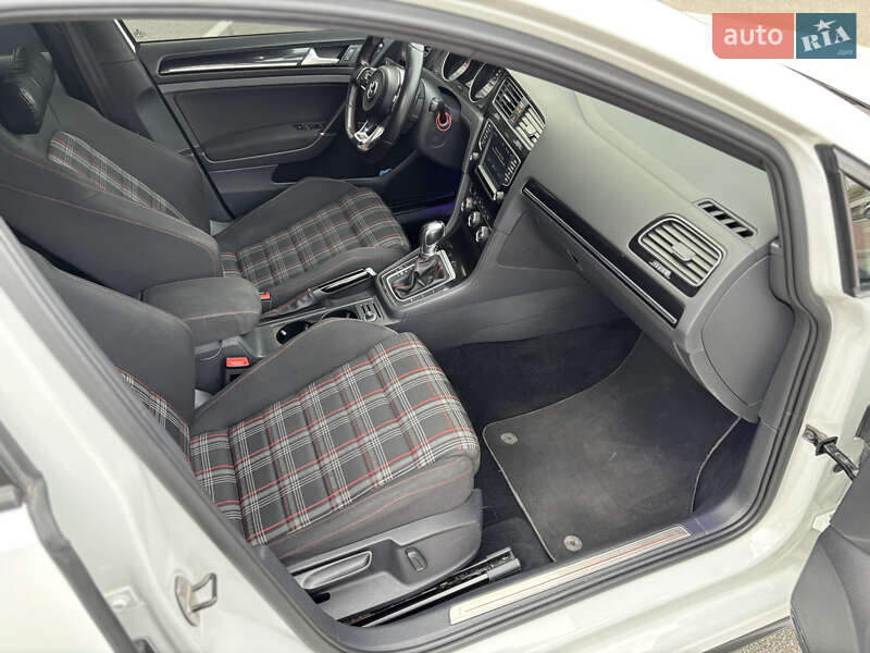 Хэтчбек Volkswagen Golf GTI 2016 в Киеве