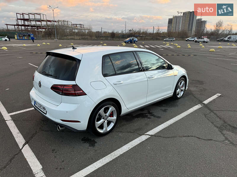 Хэтчбек Volkswagen Golf GTI 2019 в Киеве