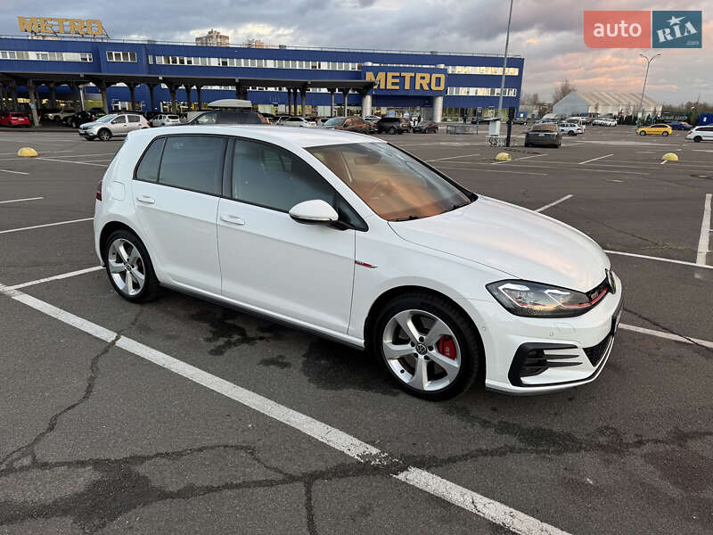 Хэтчбек Volkswagen Golf GTI 2019 в Киеве