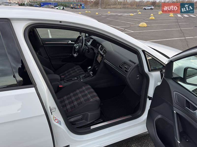 Хэтчбек Volkswagen Golf GTI 2019 в Киеве
