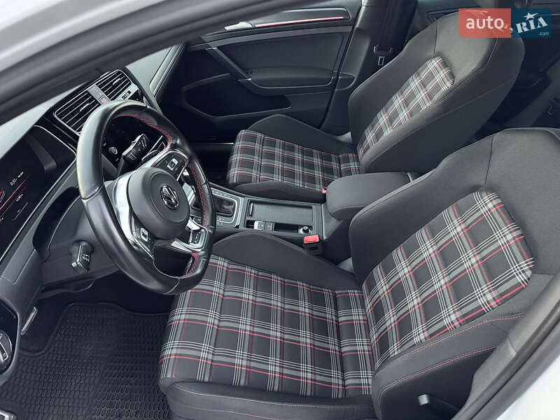 Хэтчбек Volkswagen Golf GTI 2019 в Киеве