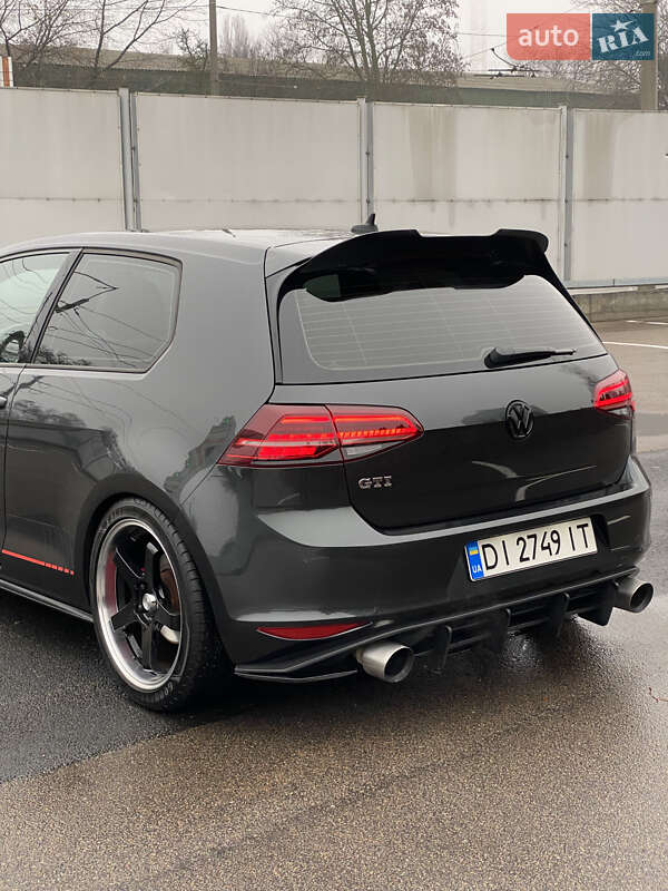 Хэтчбек Volkswagen Golf GTI 2015 в Киеве