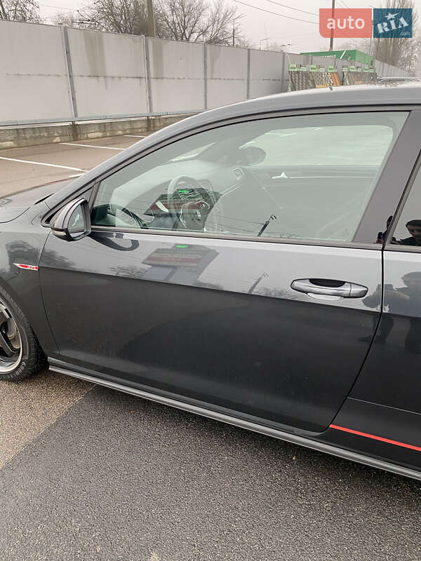 Хэтчбек Volkswagen Golf GTI 2015 в Киеве