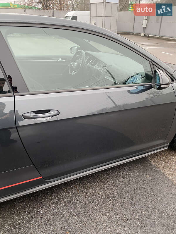 Хэтчбек Volkswagen Golf GTI 2015 в Киеве