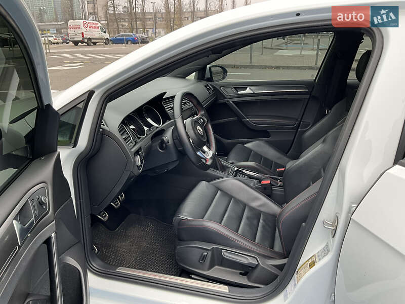 Хэтчбек Volkswagen Golf GTI 2020 в Киеве