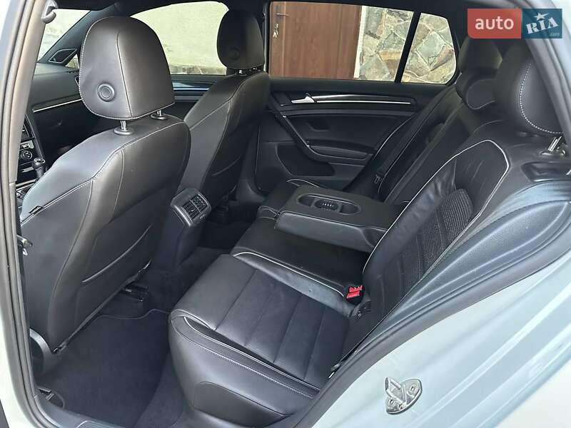 Хэтчбек Volkswagen Golf R 2018 в Ивано-Франковске