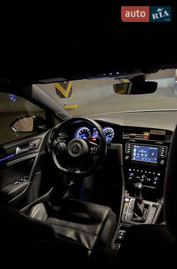 Хэтчбек Volkswagen Golf R 2017 в 