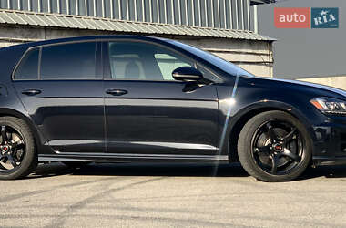 Хэтчбек Volkswagen Golf R 2017 в 