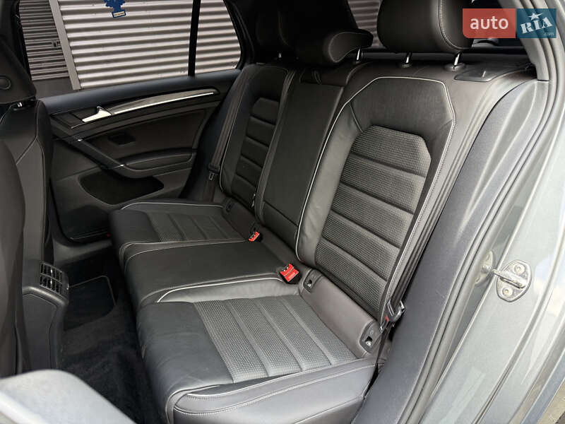 Хэтчбек Volkswagen Golf R 2019 в Киеве