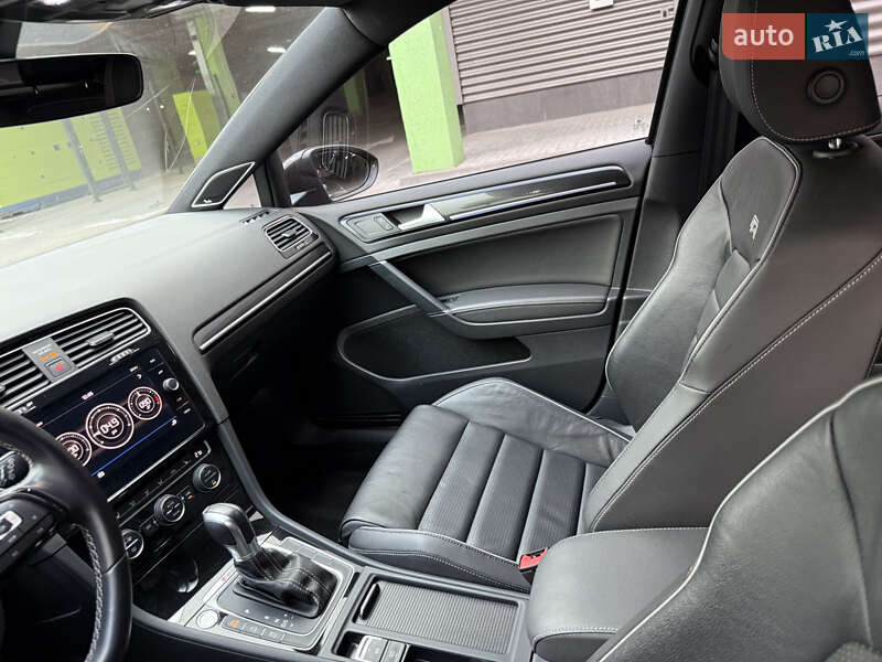 Хэтчбек Volkswagen Golf R 2019 в Киеве