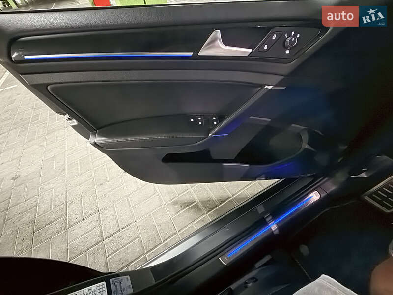 Хэтчбек Volkswagen Golf R 2019 в Киеве