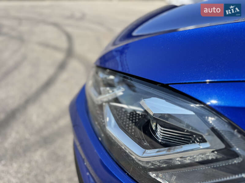 Хэтчбек Volkswagen Golf R 2016 в Киеве