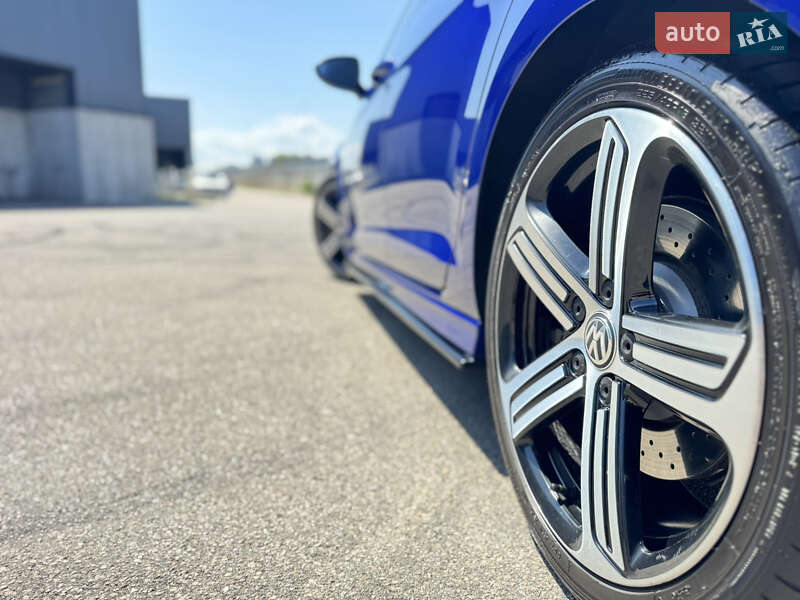 Хэтчбек Volkswagen Golf R 2016 в Киеве