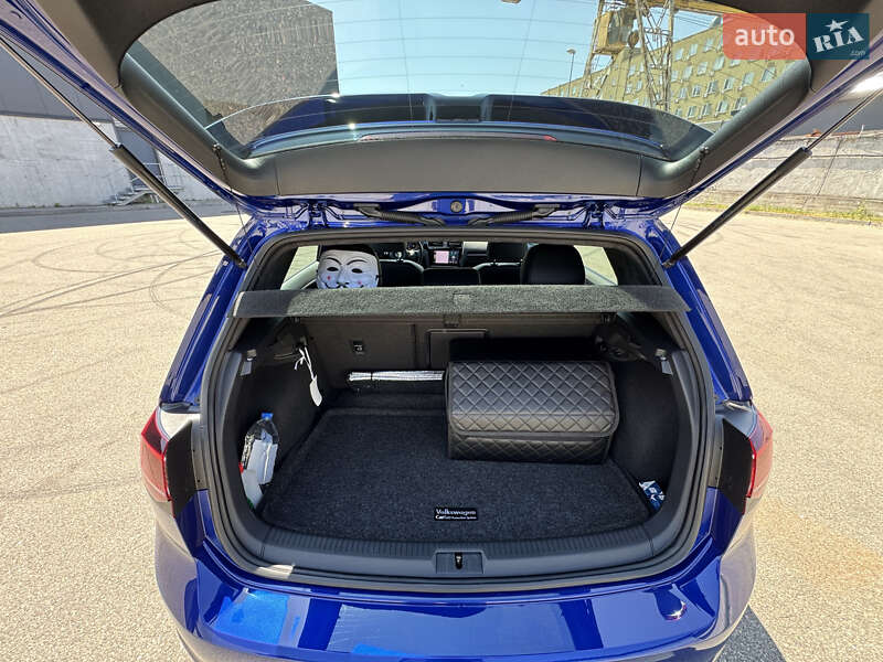 Хэтчбек Volkswagen Golf R 2016 в Киеве