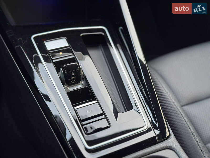 Хетчбек Volkswagen Golf R 2023 в Києві
