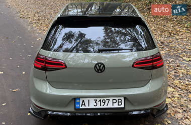 Хетчбек Volkswagen Golf R 2017 в  фото 10 Хетчбек Volkswagen Golf R 2017 в