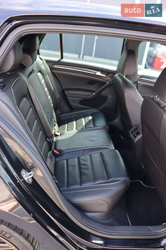 Хэтчбек Volkswagen Golf R 2018 в Киеве