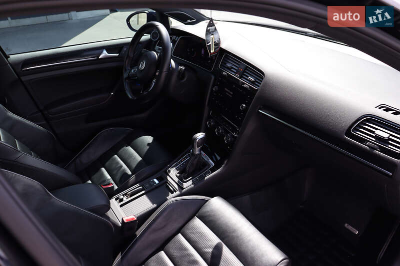 Хэтчбек Volkswagen Golf R 2018 в Киеве