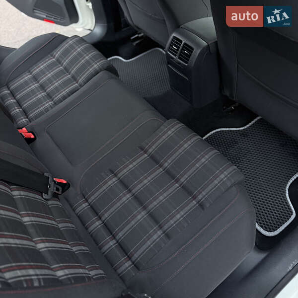 Хэтчбек Volkswagen Golf R 2010 в Киеве