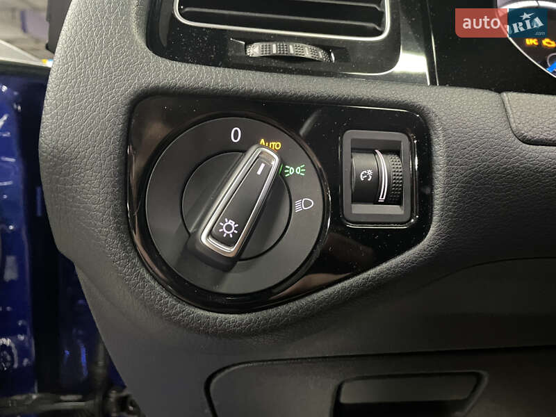 Хэтчбек Volkswagen Golf R 2015 в Киеве