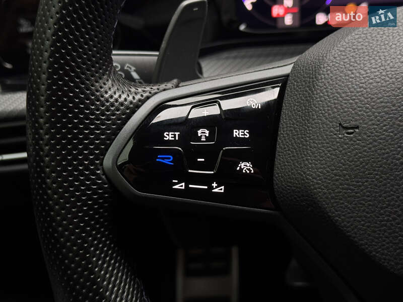 Хэтчбек Volkswagen Golf R 2022 в Киеве