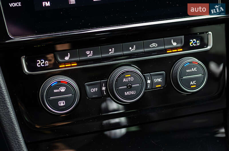 Хэтчбек Volkswagen Golf R 2019 в Киеве