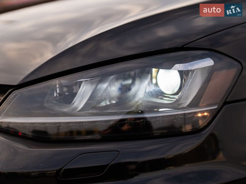 Хэтчбек Volkswagen Golf R 2016 в Днепре