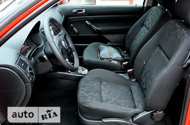 Хэтчбек Volkswagen Golf 2000 в 