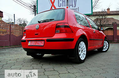 Хэтчбек Volkswagen Golf 2000 в 