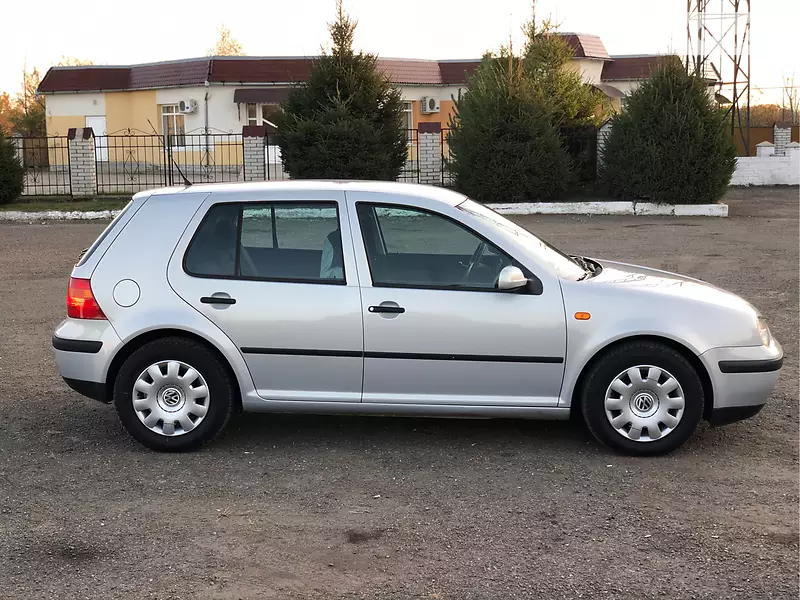 Хетчбек Volkswagen Golf 1999 в 