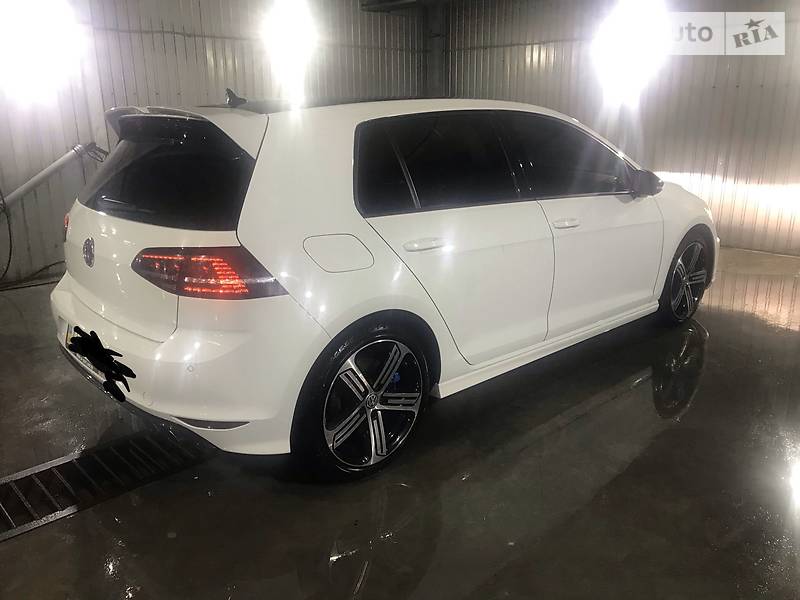 Хетчбек Volkswagen Golf 2015 в Києві