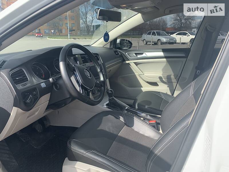 Універсал Volkswagen Golf 2015 в Дніпрі