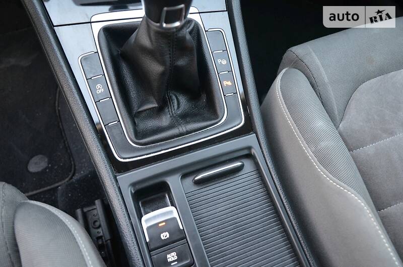 Універсал Volkswagen Golf 2016 в Чернівцях