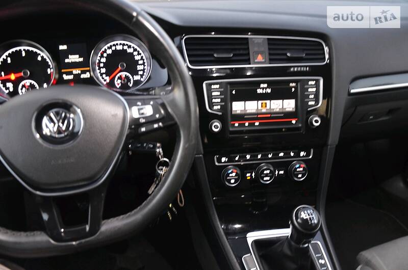 Універсал Volkswagen Golf 2016 в Чернівцях