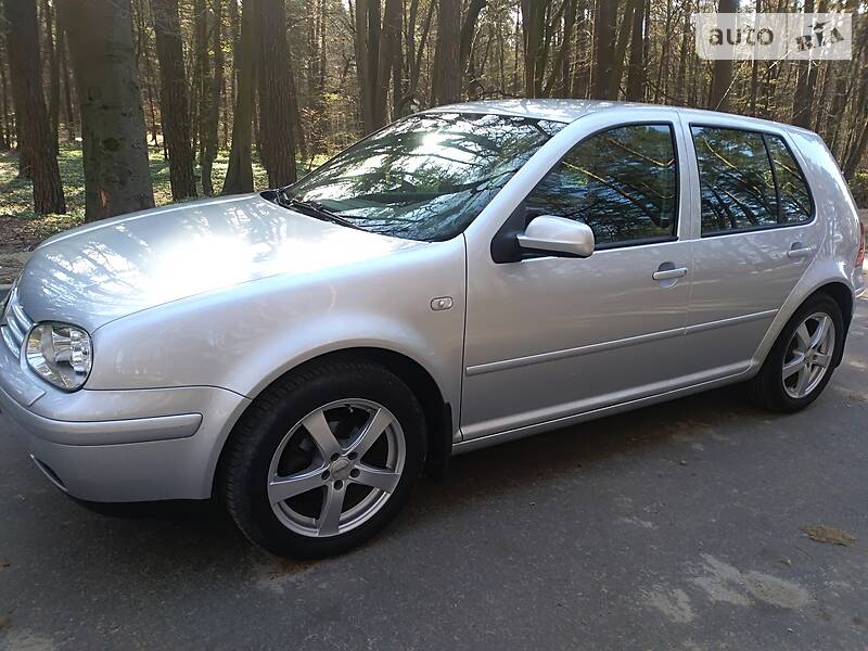Хетчбек Volkswagen Golf 2003 в 
